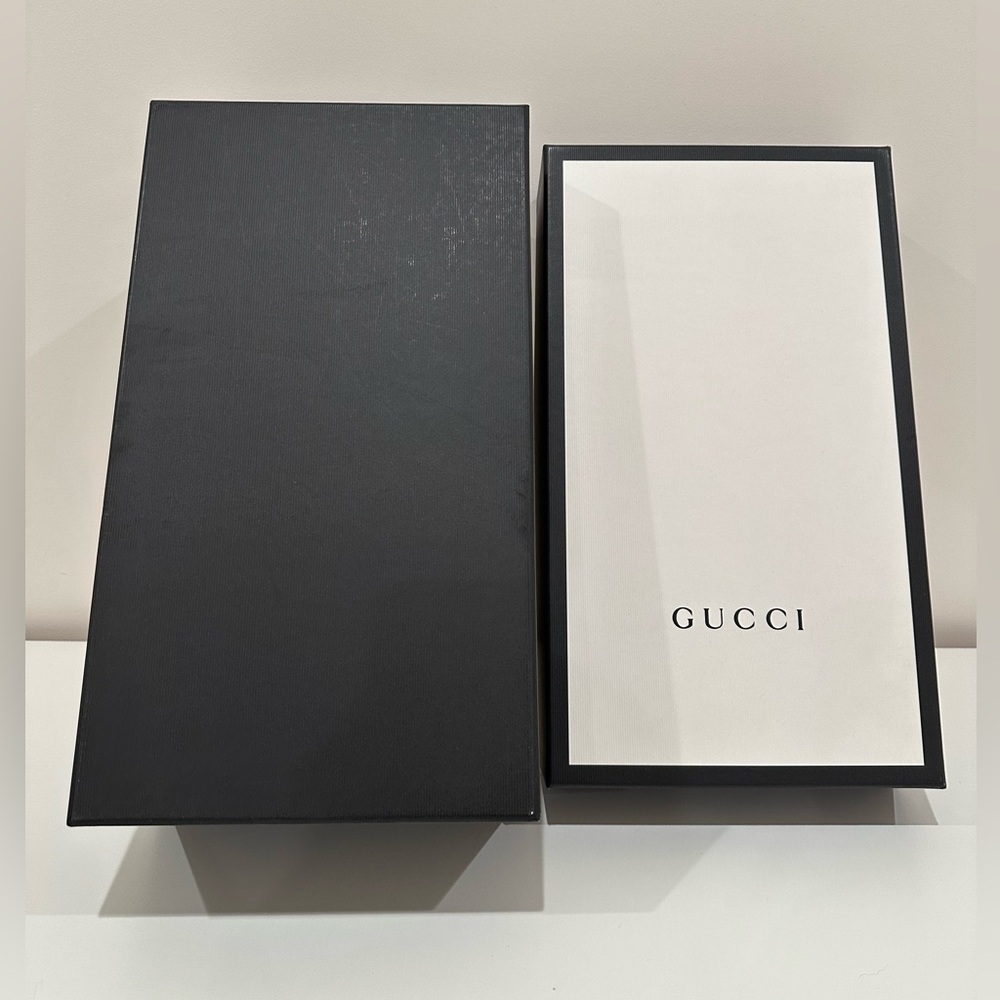 Gucci white&black shoe box with 2 dust bags, tissue/shoe stuffing papers & card - Picture 6 of 13
